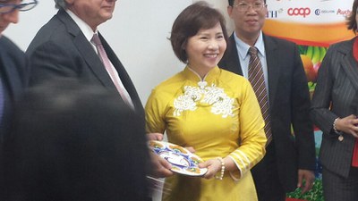 Scambio doni con Thi Kim Thoa Ho, Vice Ministro del commercio e dell'industria del Vietnam