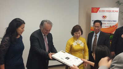 Scambio doni: Stefano Landi, presidente CCIAA RE e Thi Kim Thoa Ho, Vice Ministro del commercio e dell'industria del Vietnam