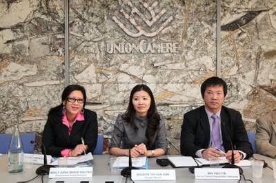 Da sinistra: Anna Maria Nguyen, Unioncamere ER - Thi Van Anh Nguyen, Direttore Navigos Search - Mai Huu Tin, Deputato Assemblea Nazionale e Pres. Ass. Giovani Imprenditori vietnamiti