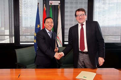 Hoang Long Nguyen e Gian Carlo Muzzarelli, Assessore Attività Produttive Regione ER