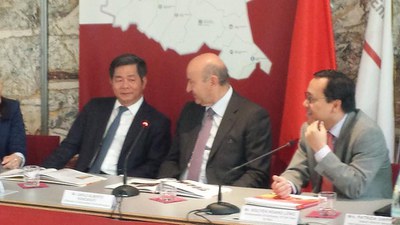 Da sinistra: Bui Quang Vinh, Carlo Alberto Roncarati e Long Nguyen