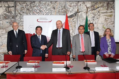 Da sinistra: U. Girardi, Segr. Gen. Unioncamere ER - B. Quang Vinh, Ministro Pianificazione Rep. Vietnam - C. A. Roncarati, Pres Unioncamere ER - H. L. Nguyen, Amb. Rep. Vietnam - N. Lener, Min. Affari Esteri - P. Giarratana, Vice Dir. DG Min. Svil. Ec. 