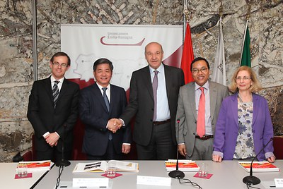 Da sinistra: N. Lener, Min. Affari Esteri - B. Quang Vinh, Ministro Pianificazione Rep. Vietnam - C. A. Roncarati, Pres Unioncamere ER - H. L. Nguyen, Amb. Rep. Vietnam - P. Giarratana, Vice Dir. DG Min. Svil. Ec.    
