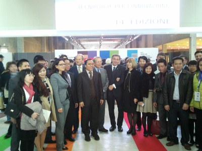 Delegazione vietnamita al taglio del nastro a MECSPE'