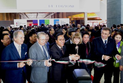 Taglio del nastro: Hoang Long Nguyen, Ambasciatore Vietnam - Palma Costi, Pres. Assemblea Legislativa Regione Emilia-Romagna 