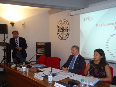 A sinistra in piedi: Andrea Zanlari, Presidente Camera commercio Parma