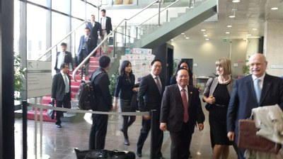 La delegazione vietnamita in Regione ER con il presidente Zambianchi della Camera di Forlì-Cesena