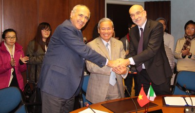 Da sinistra: Andrisano, rettore Università di Modena - Thien, ambasciatore Vietnam - Maurizio Torreggiani,  presidente Camera commercio Modena 