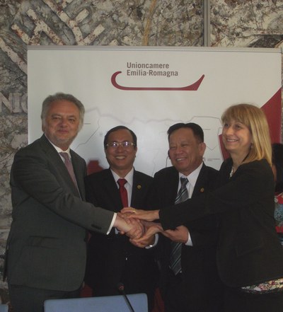 Da sinistra: Landi, presidente Camera commercio Reggio Emilia, Tran  Van  Nam, Presidente della Provincia di Binh Duong, Vo So Dien , Consulente & Direttore Marketing, Becamex IDC Corp., Palma Costi,  Assessore alle Attività produttive Regione ER
