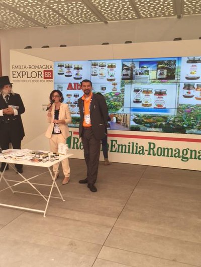 Alba Food, confetture tipiche tradizionali Reggio Emilia con l'animatore Daniele De Leo agronomo ed esperto di tematiche ambientali (a destra)
