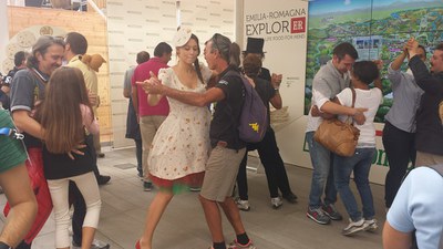 Balli con la Piadina romagnola nello spazio La Piazzetta 