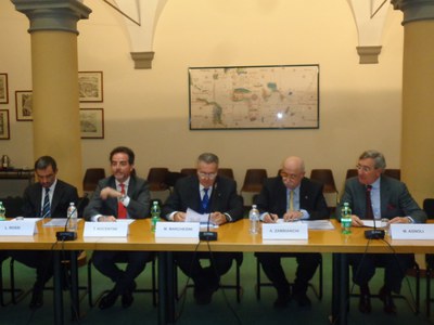 Da sinistra: L. Rossi, vice direttore Conf. - T. Nocentini, direttore reg.le Intesa S. Paolo - M. Marchesini, presidente Conf. ER - A. Zambianchi, Presidente Unioncamere ER - M. Agnoli, direttore Conf. ER 