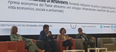 Tavola rotonda: da sinistra Claudia Bugno, amministratore delegato FuturItaly; Antonello Fontanili, direttore Uniontrasporti; Morena Pivetti, moderatrice giornalista;  Luca Zanetta, Uniontrasporti