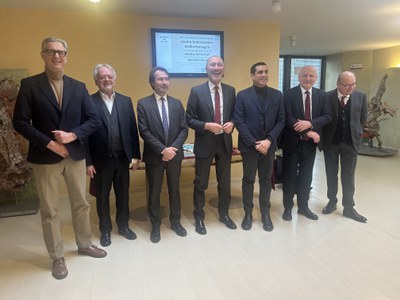 I presidenti delle cinque Camere di commercio dell'Emilia-Romagna, insieme al presidente della Regione ER Michele de Pascale e il Vicepresidente Vincenzo Colla × Da sinistra: Stefano Molinari - presidente Camera commercio Modena - Renzo Landi - presidente Camera commercio Emilia - Giorgio Guberti - presidente Camera commercio Ferrara e Ravenna - Valerio Veronesi - presidente Camera commercio Bologna - Michele de Pascale - presidente della Regione ER - Vincenzo Colla - vicepresidente Regione ER - Carlo Battistini - presidente Camera commercio Romagna